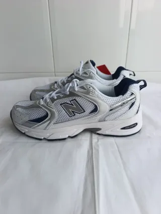 New Balance 530 Plata y Blanco