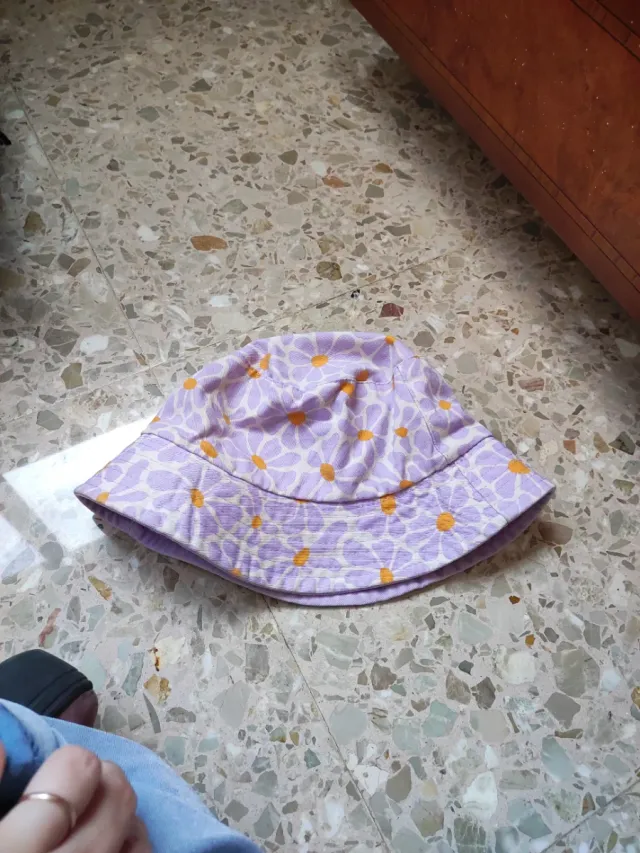 Gorro de flores morado y naranja