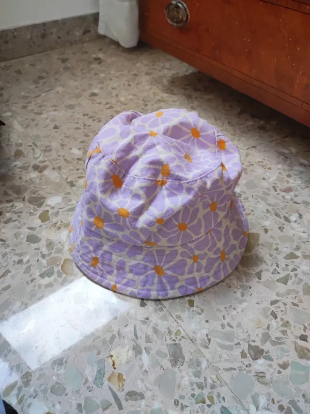 Gorro de flores morado y naranja