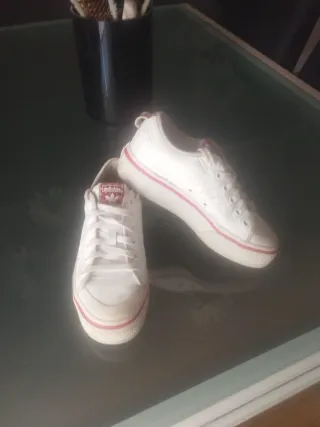 Zapatillas Adidas Blancas y Rojas 