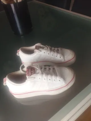 Zapatillas Adidas Blancas y Rojas 
