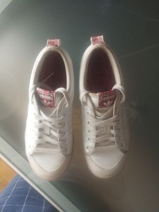 Zapatillas Adidas Blancas y Rojas 