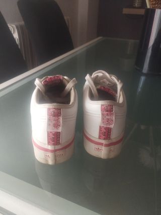 Zapatillas Adidas Blancas y Rojas 