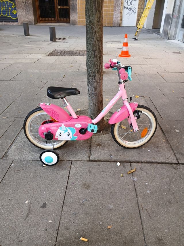 Bicicleta infantil rosa con ruedines
