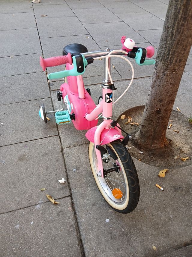 Bicicleta infantil rosa con ruedines