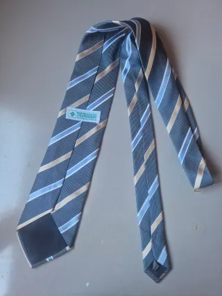 Corbata de rayas azul y beige