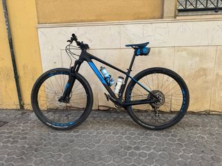 Mountain bike in carbonio