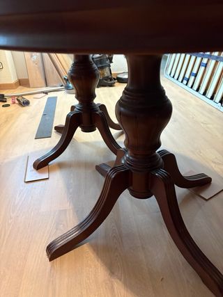 Mesa de salón de madera