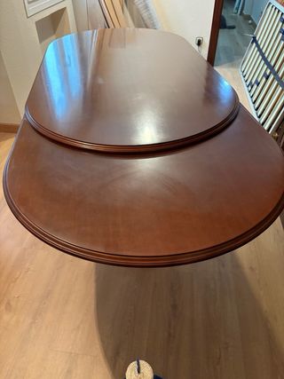 Mesa de salón de madera