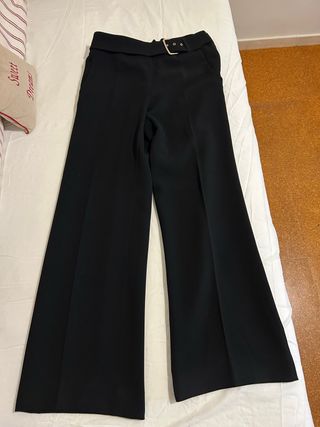 Pantalón negro con cinturón