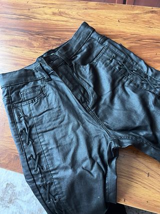 Pantalones efecto piel Stradivarius
