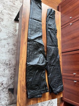 Pantalones efecto piel Stradivarius