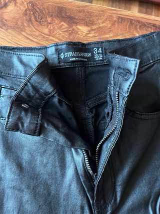 Pantalones efecto piel Stradivarius