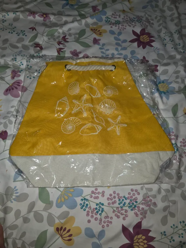 Mochila tela con cuerdas y dibujos de conchas