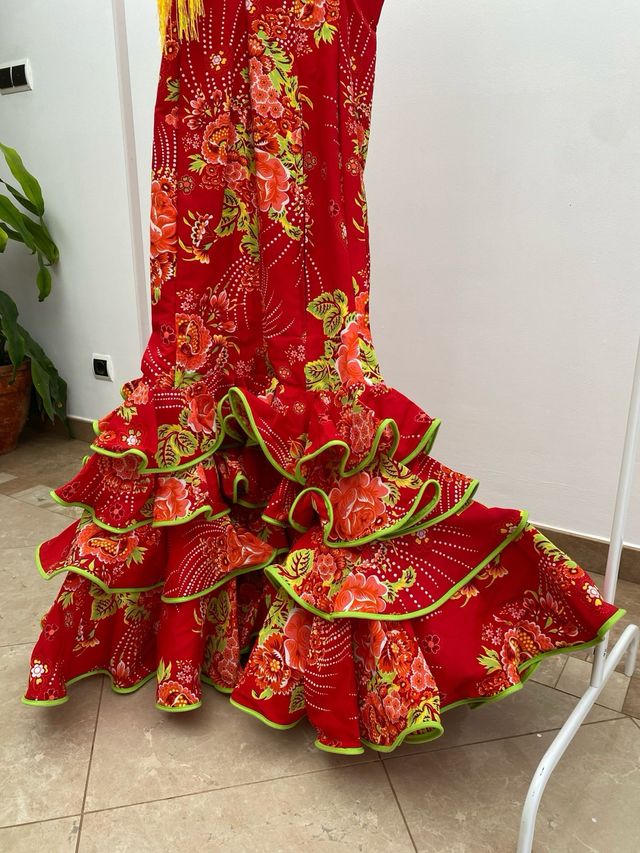 Traje Baile Español Rojo Flores Volantes