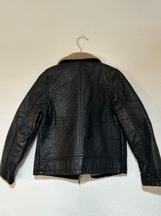 Chaqueta niño KIABI negra forro borreguito