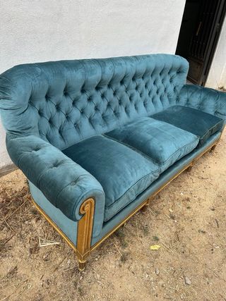 Sofá capitoné azul y dos sillones