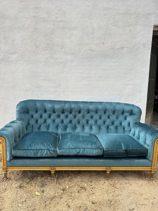 Sofá capitoné azul y dos sillones