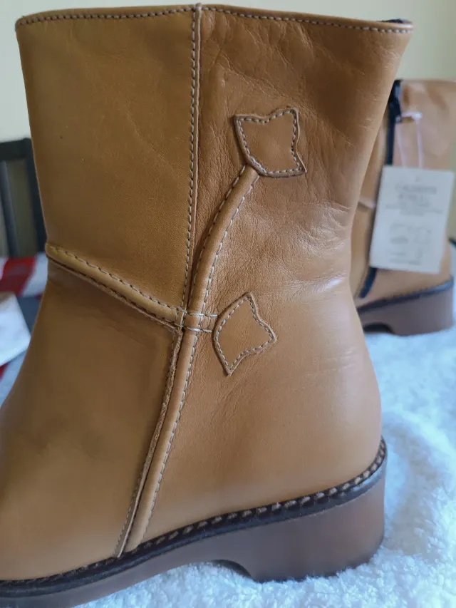 Botas de piel color crema oscuro