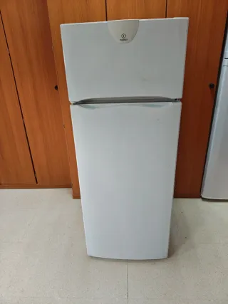 Nevera Indesit blanca