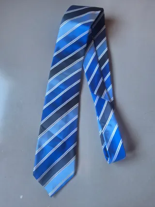 Corbata de rayas azules y grises