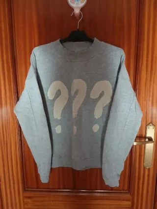 Jersey gris con interrogantes