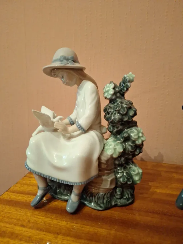Figura Nao  Lladró Niña con Paloma Porcelana