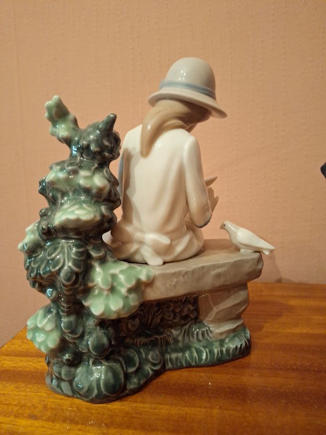 Figura Nao  Lladró Niña con Paloma Porcelana