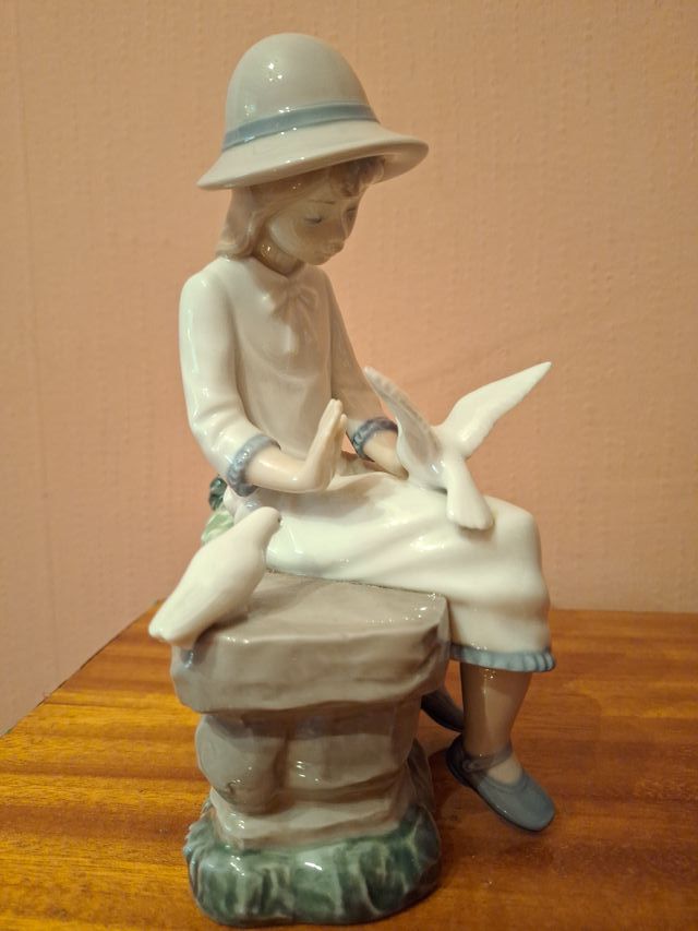 Figura Nao  Lladró Niña con Paloma Porcelana