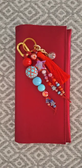 Cartera de fiesta con llavero charm