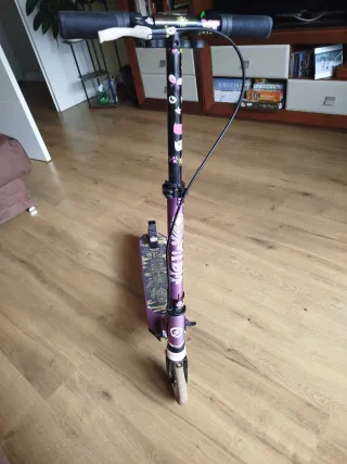 Patinete infantil morado de niña