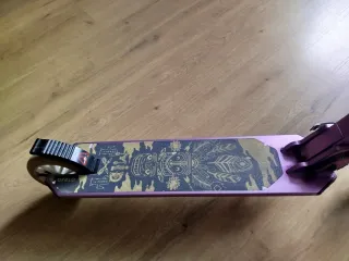 Patinete infantil morado de niña