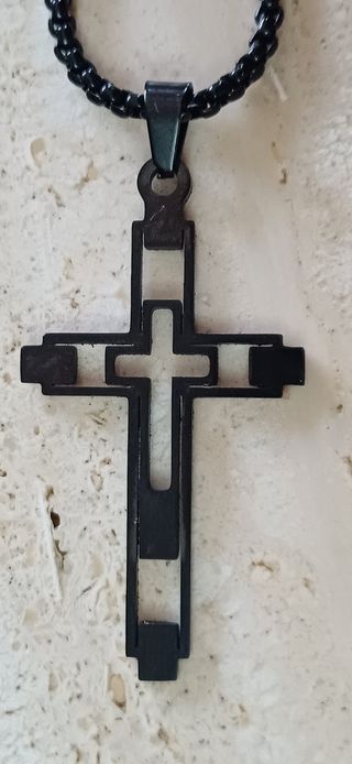 Colgante Cruz Negra con Cadena Trenzada