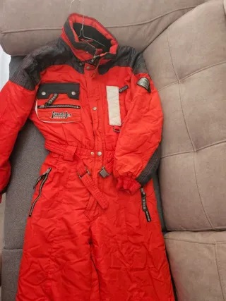 Mono de esquí rojo y negro T-42