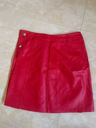 Falda roja efecto piel
