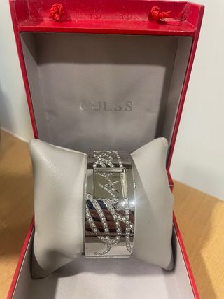 Reloj Guess plateado con pedrería
