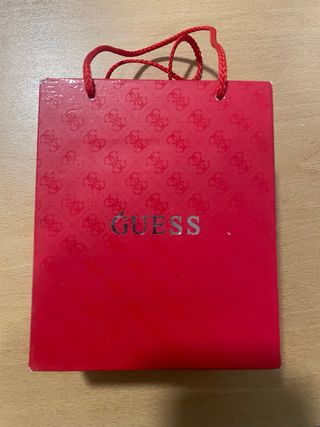 Reloj Guess plateado con pedrería