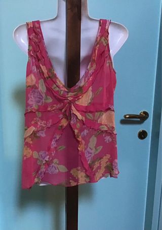 Top in Seta con Fiori su base fucsia