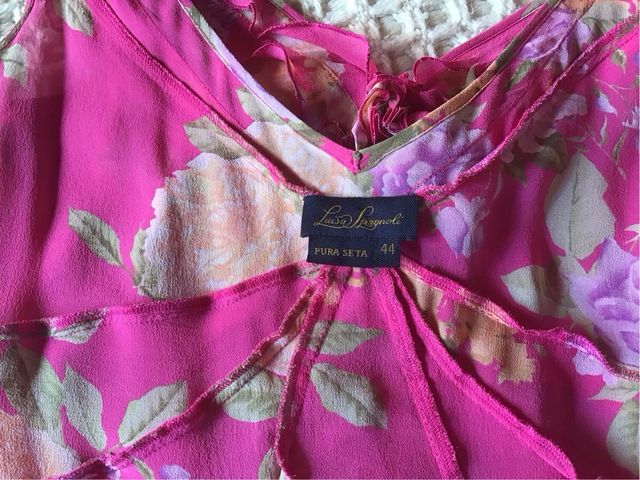 Top in Seta con Fiori su base fucsia