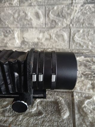Obiettivo fotocamera nero con tre anelli...