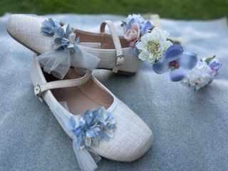Zapatos y tiara niña flores