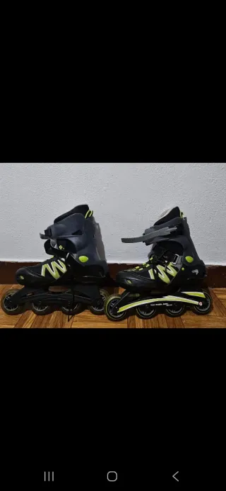 Patines en línea negros y verdes