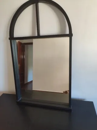 Espejo de madera con marco arqueado