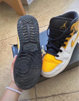Air Jordan 1 Mid Giallo e Bianco