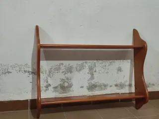 Estantería de madera marrón