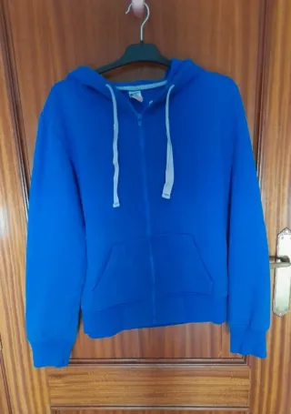 Sudadera azul con capucha y cremallera