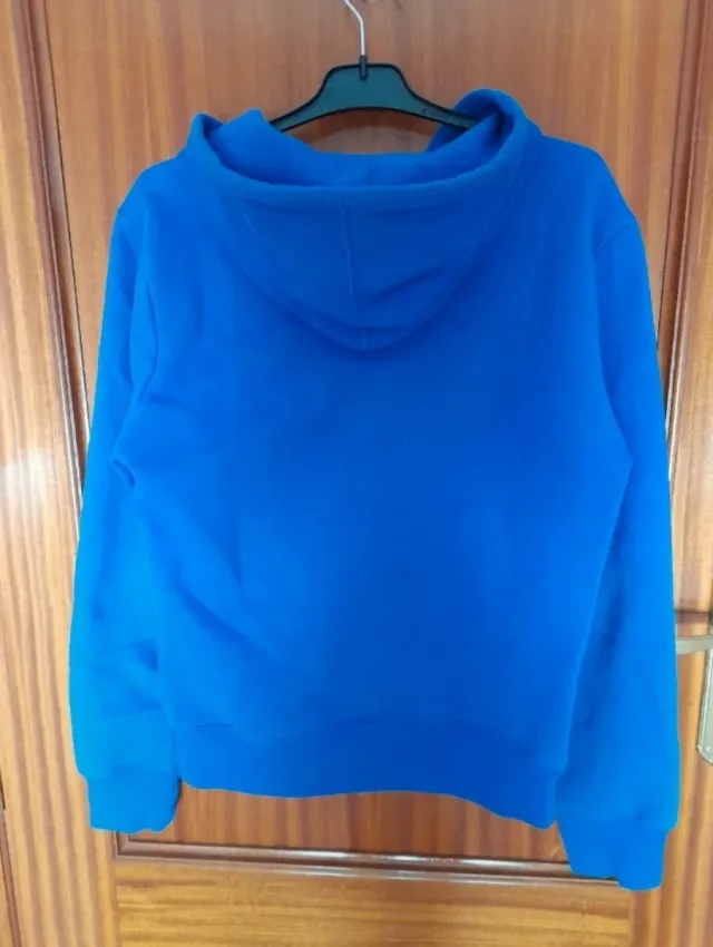 Sudadera azul con capucha y cremallera