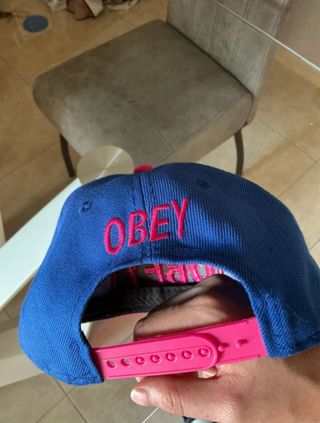 Gorra OBEY azul y rosa