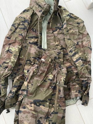 Conjunto militar impermeable camuflaje