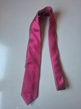 Corbata granate estrecha